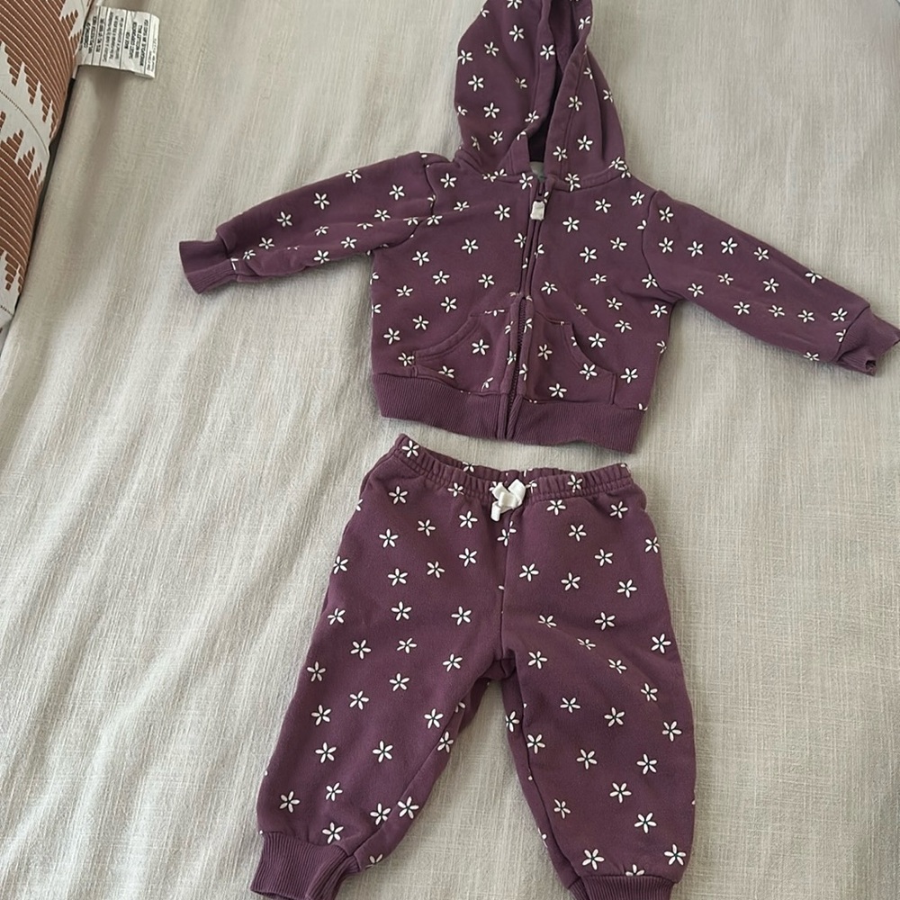 Carter’s baby sweatsuit